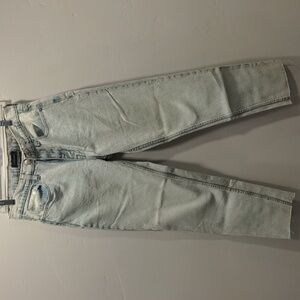 Aeropostale Light Wash Stretch Mom Jeans, size 6